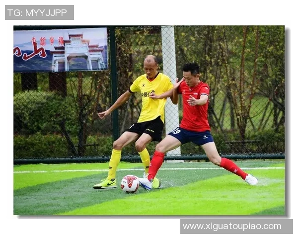 戴红帽子的足球球星英姿飒爽 展现独特魅力与风采 戴红帽子的足球球星英姿飒爽 展现独特魅力与风采