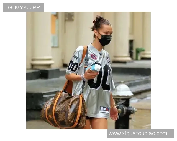 足球巨星跨界挑战女性时尚 打破传统界限引领潮流风向